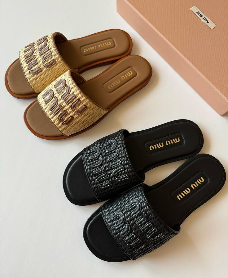 Les Mules "Capri" — Claquettes Tressées en Raffia