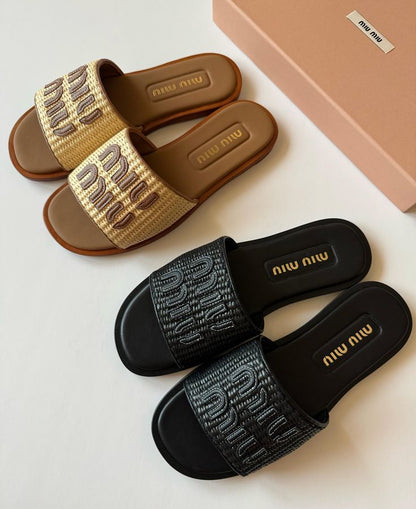 Les Mules "Capri" — Claquettes Tressées en Raffia