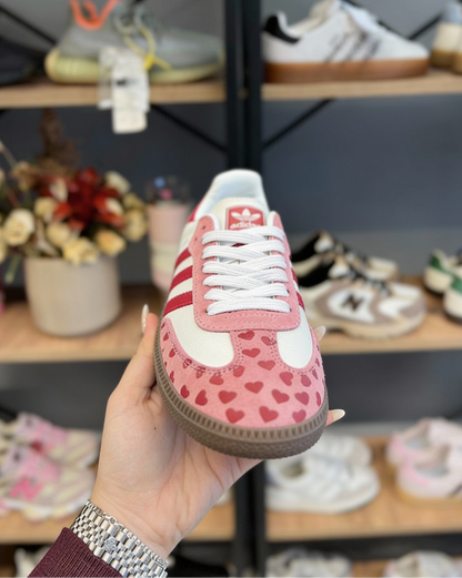 Sneakers "Cupidon" — Édition Coeurs & Suède Vintage